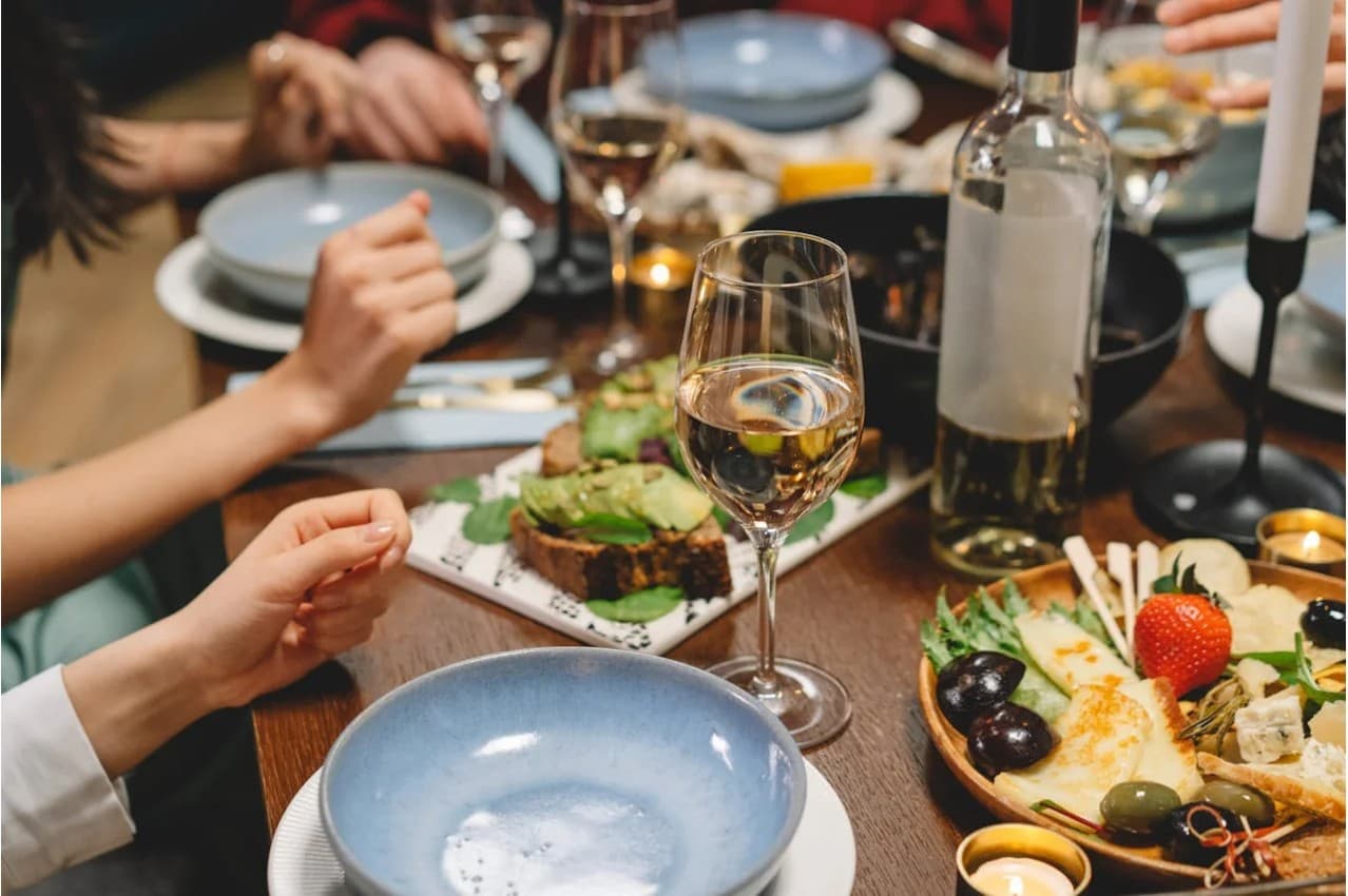Accords Mets et Vins : 10 Secrets Pour Sublimer Vos Plats avec du Vin Blanc et du Champagne