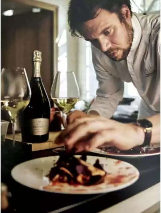 Les notes iodées du Champagne blanc de blancs s'accordent très bien à un plateau de fruits de mer. notamment des huîtres.