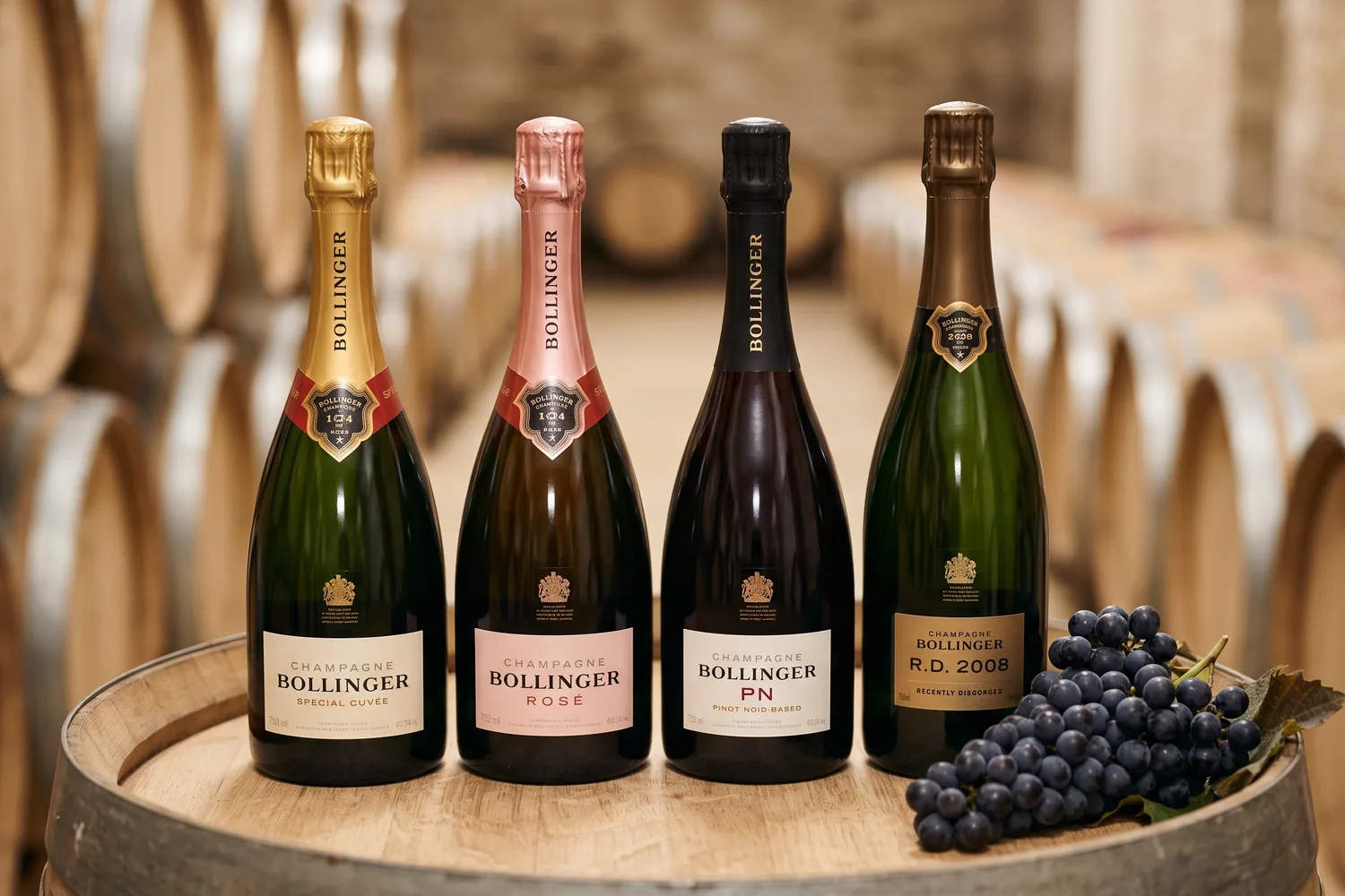 Бутылки шампанского Bollinger Special Cuvée, Rosé, PN и R.D. 2008 года, размещенные на дубовой бочке в погребе в Ай