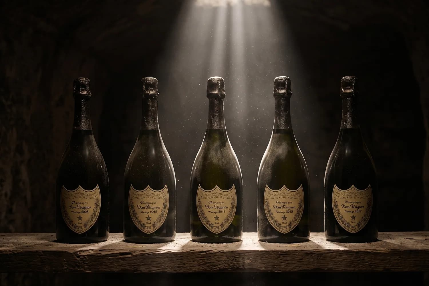 Пять бутылок Dom Pérignon Vintage, выстроенных в ряд на дубовой доске в меловом погребе, освещённых лучиком света