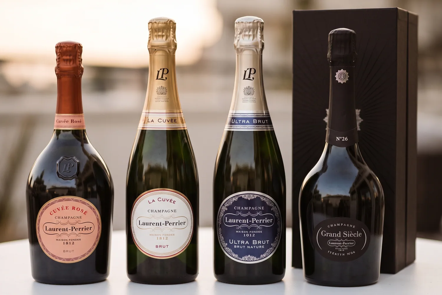 Botellas de Laurent-Perrier Cuvée Rosé, La Cuvée, Ultra Brut y Grand Siècle n.º 26 con su estuche