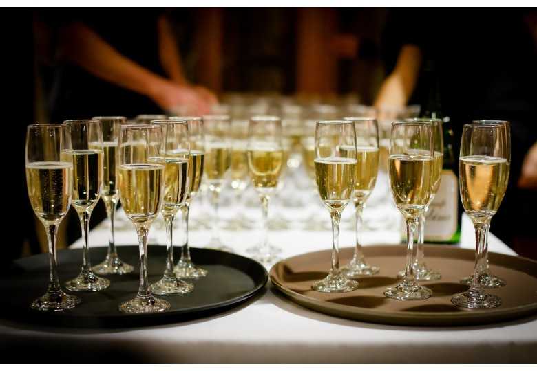 What's the right choice between champagne from the big houses and champagne from the winegrowers?